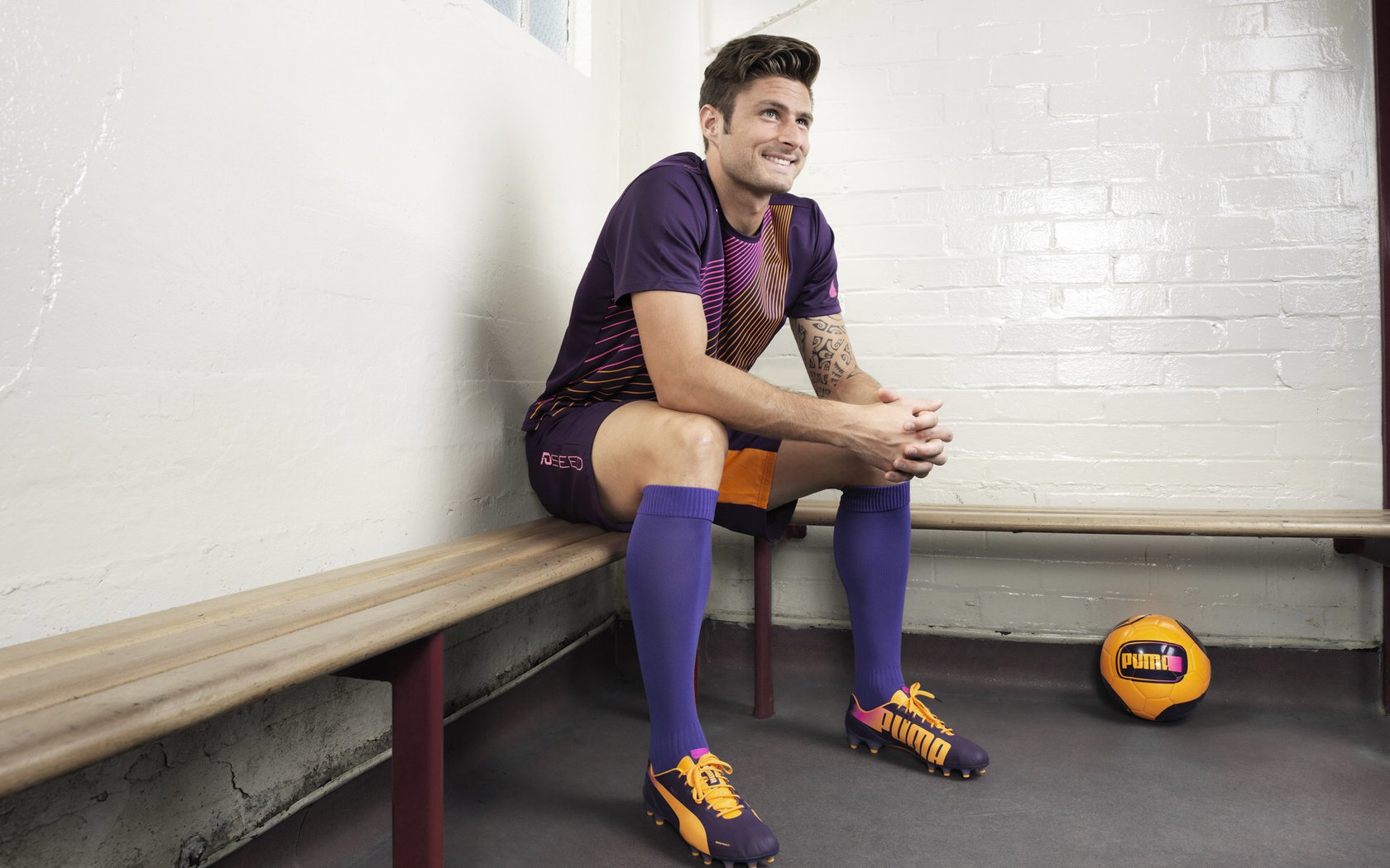 海滩排球明星挑战赛，海浪中的激情角逐，海滩打排球